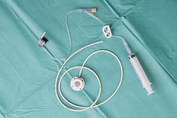 Port and tubing set with huber needle